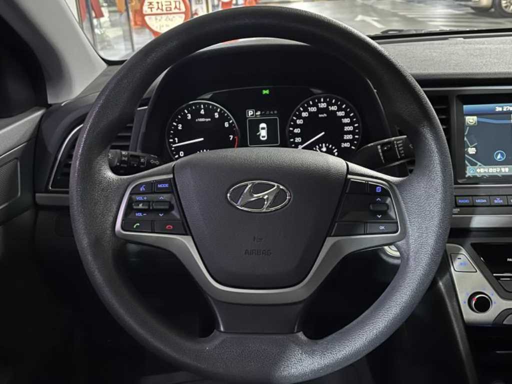 HYUNDAI Avante - Vista 9