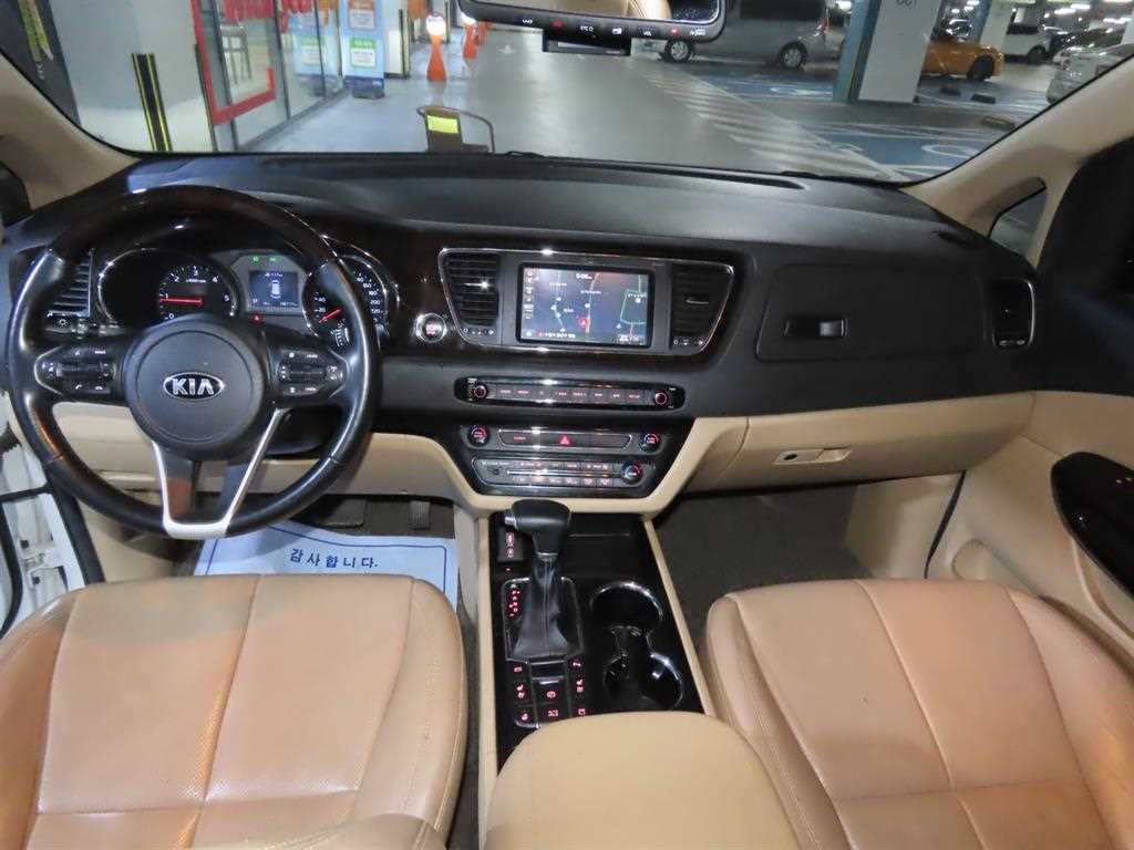 KIA Carnival - Vista 12