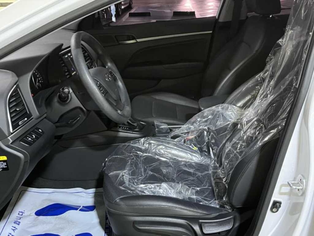 HYUNDAI Avante - Vista 10