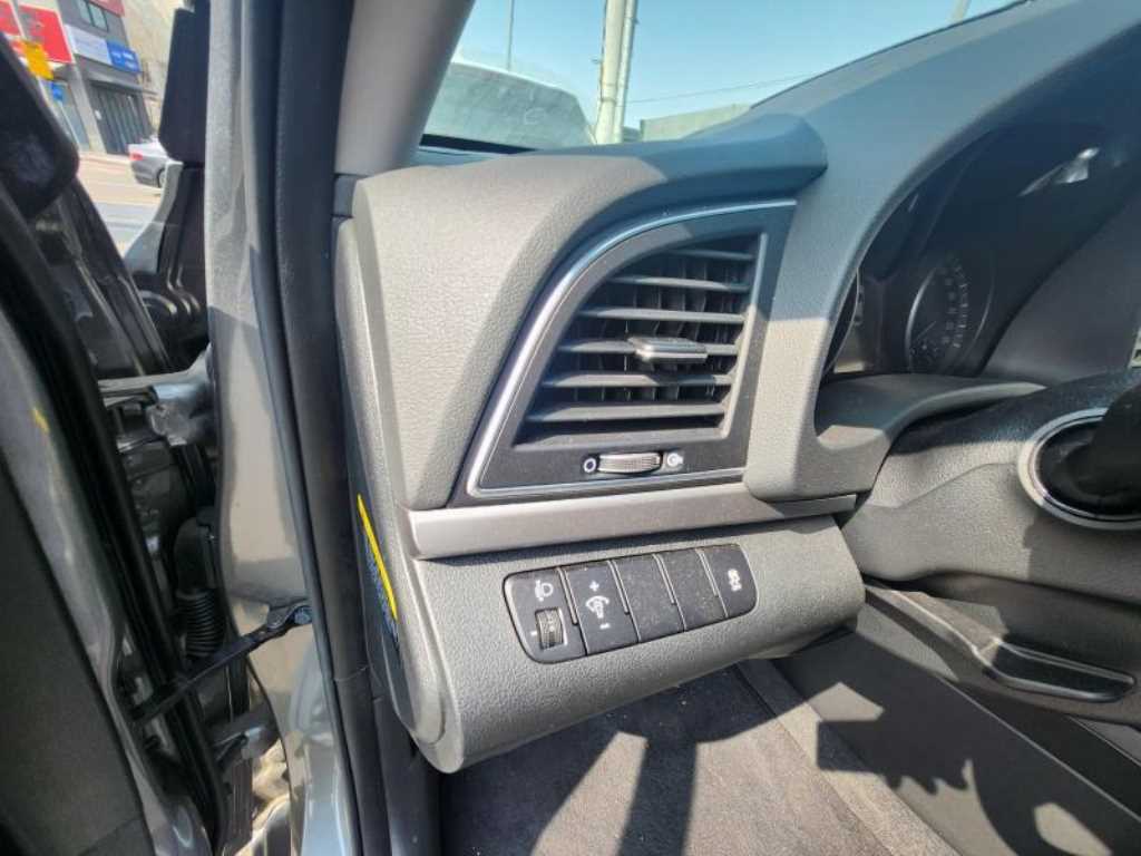 HYUNDAI Avante - Vista 5