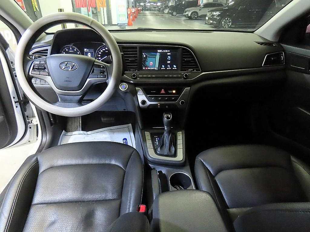 HYUNDAI Avante - Vista 10