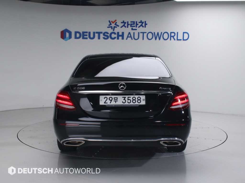 Mercedes Benz E class - Vista 4