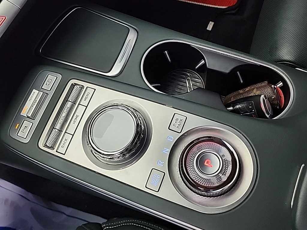 Genesis GV70 - Vista 8