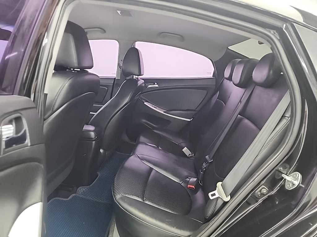 HYUNDAI Accent - Vista 12