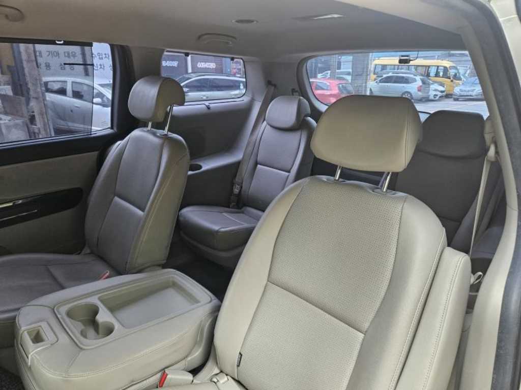KIA Carnival - Vista 11
