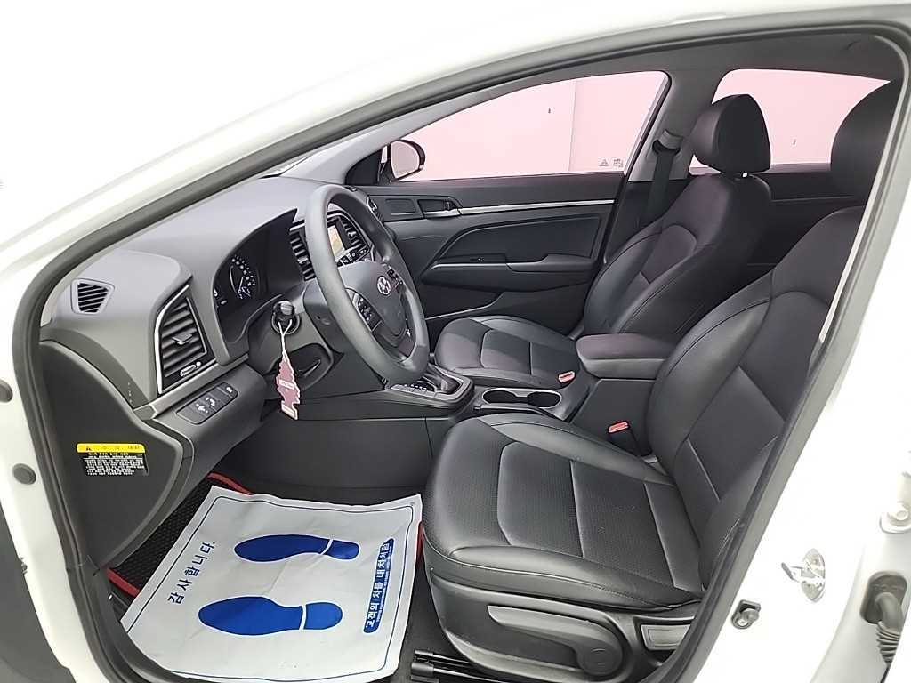 HYUNDAI Avante - Vista 11