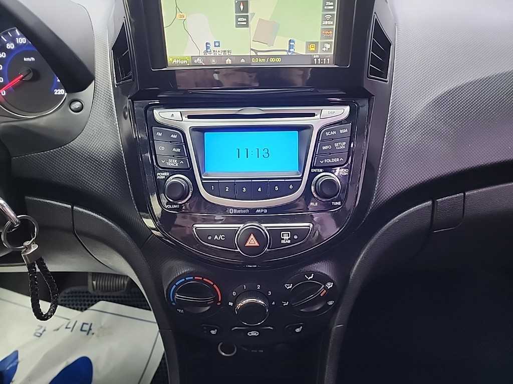 HYUNDAI Accent - Vista 10