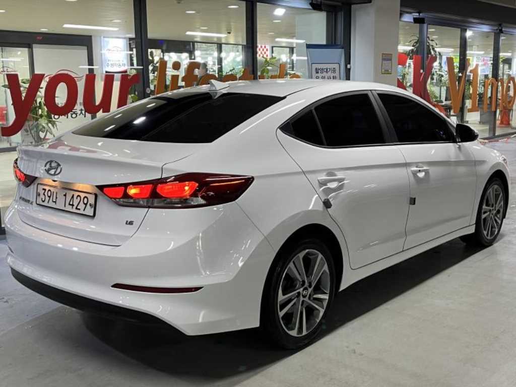 HYUNDAI Avante - Vista 4