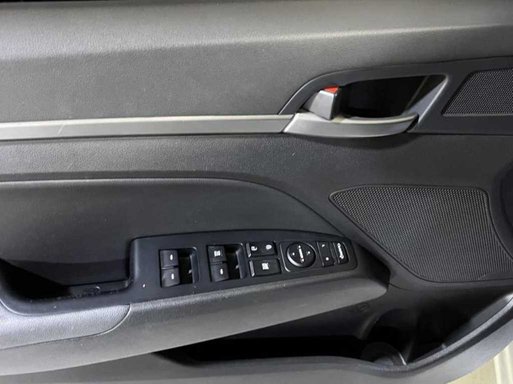 HYUNDAI Avante - Vista 11