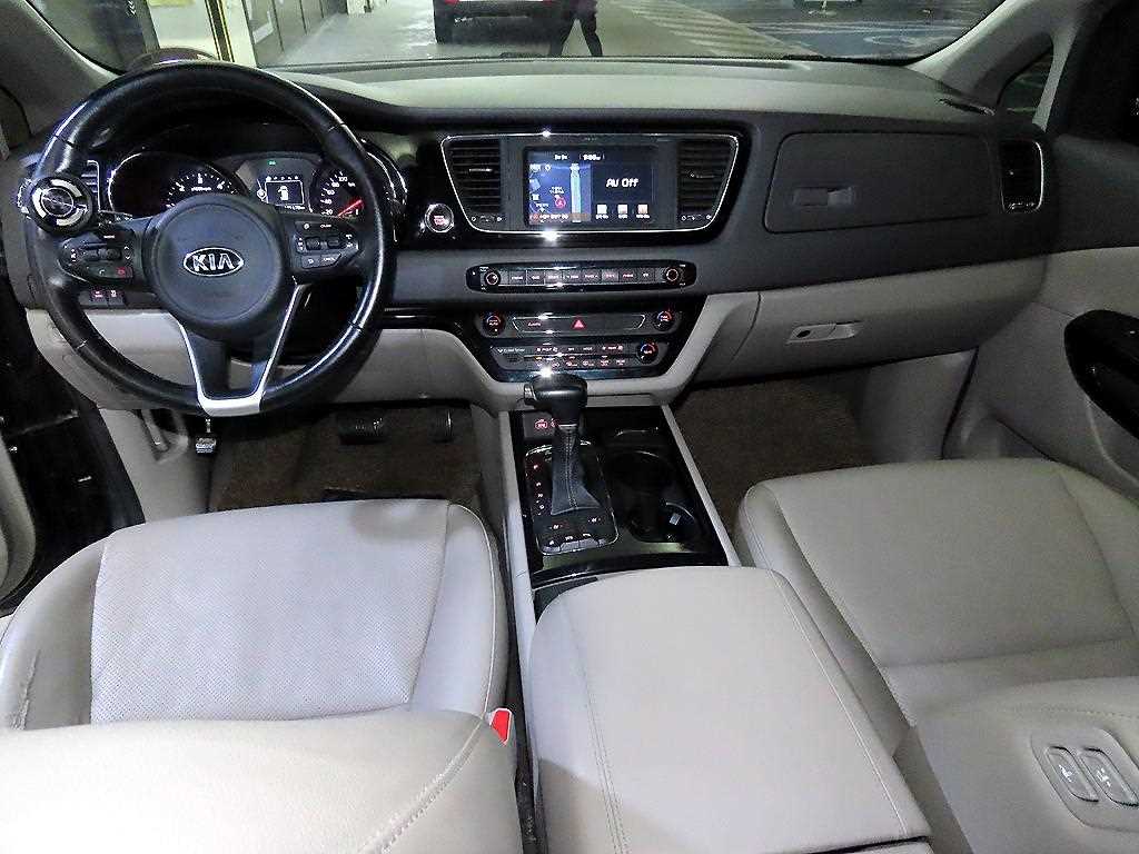 KIA Carnival - Vista 10