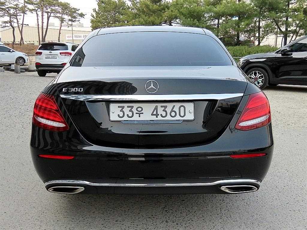 Mercedes Benz E class - Vista 4