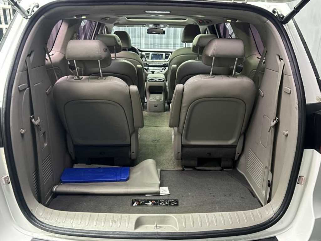 KIA Carnival - Vista 5