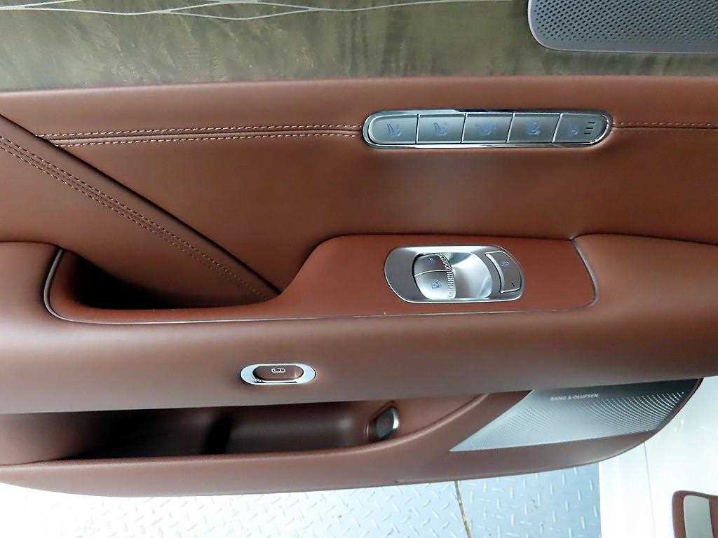 Genesis G90 - Vista 12