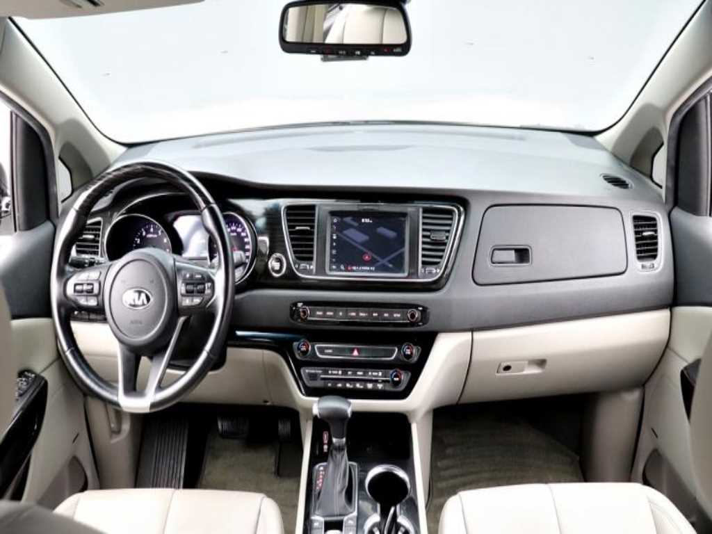 KIA Carnival - Vista 4