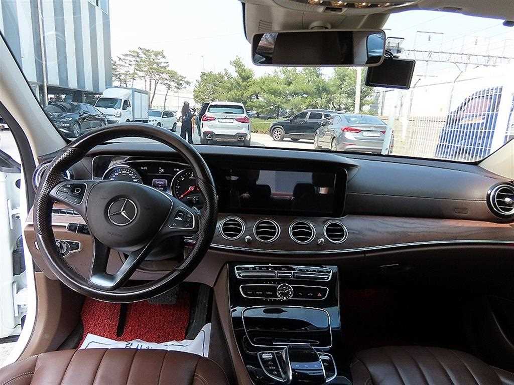 Mercedes Benz E class - Vista 7