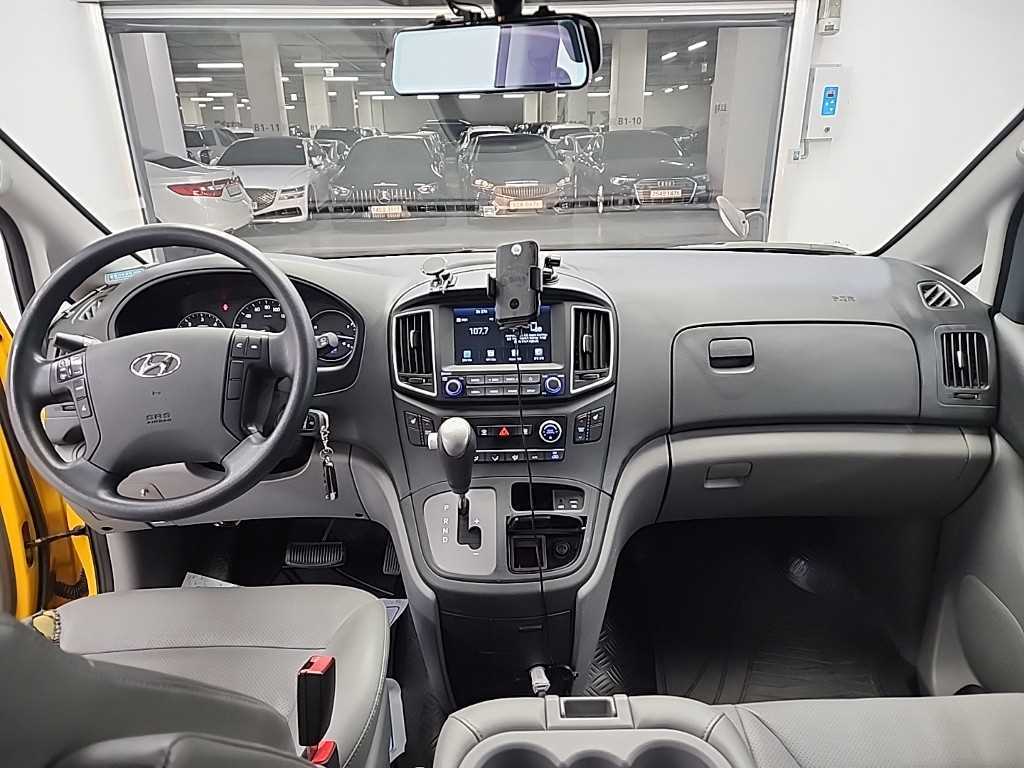 HYUNDAI Starex - Vista 7