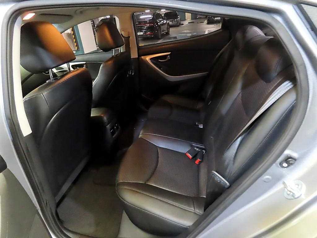 HYUNDAI Avante - Vista 7