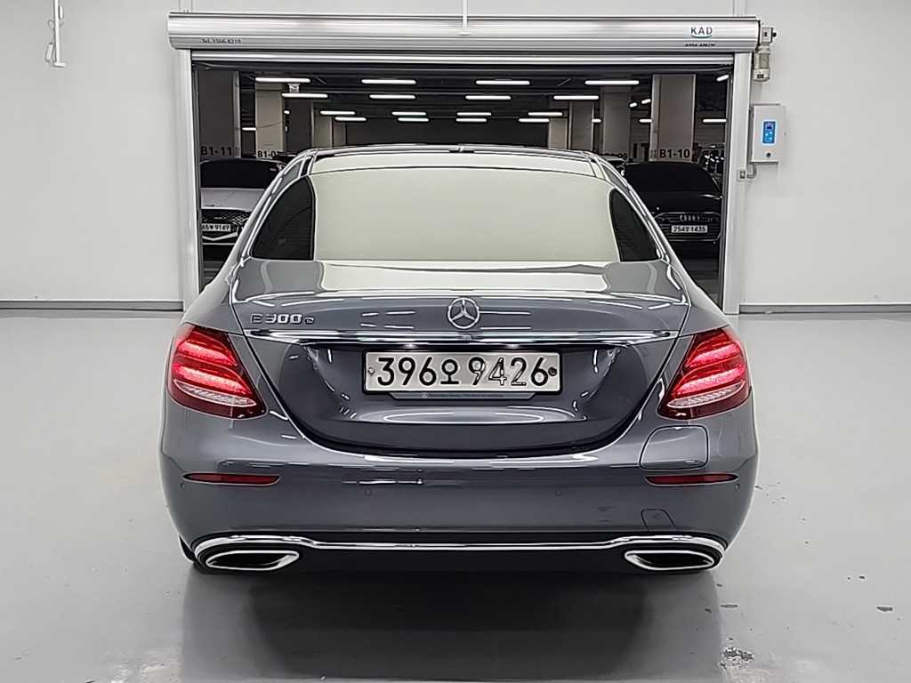 Mercedes Benz E class - Vista 4