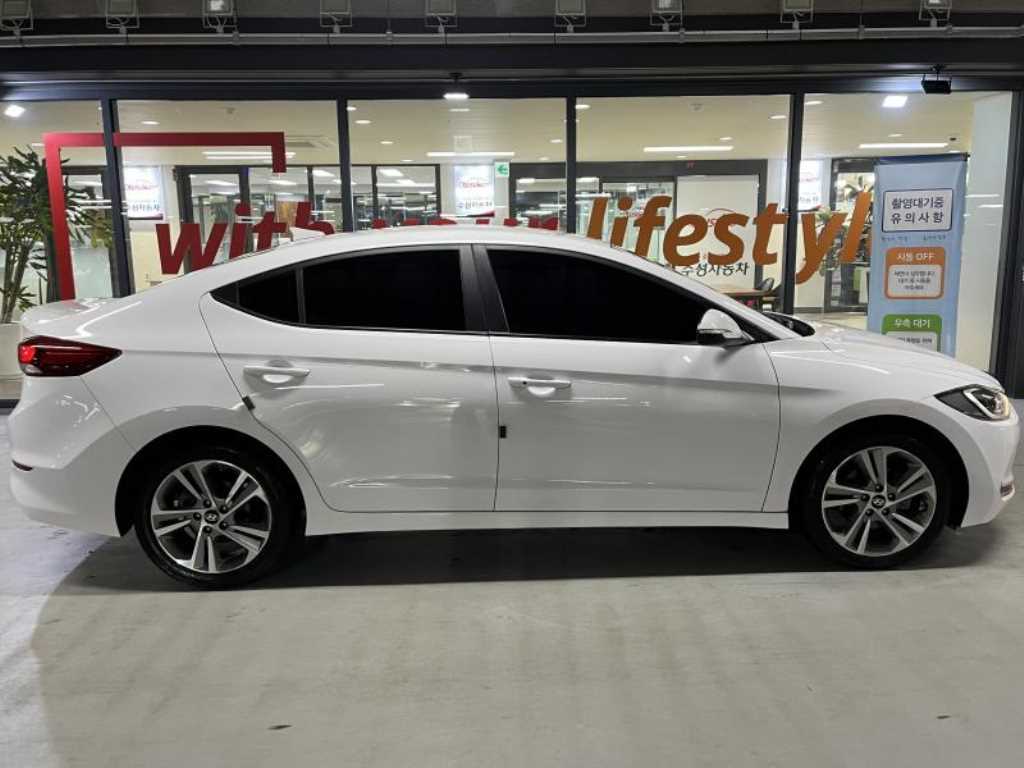 HYUNDAI Avante - Vista 3