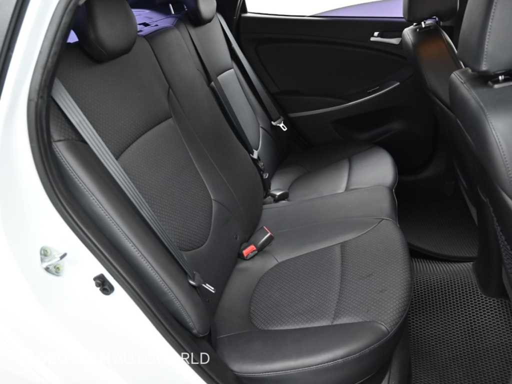 HYUNDAI Accent - Vista 12