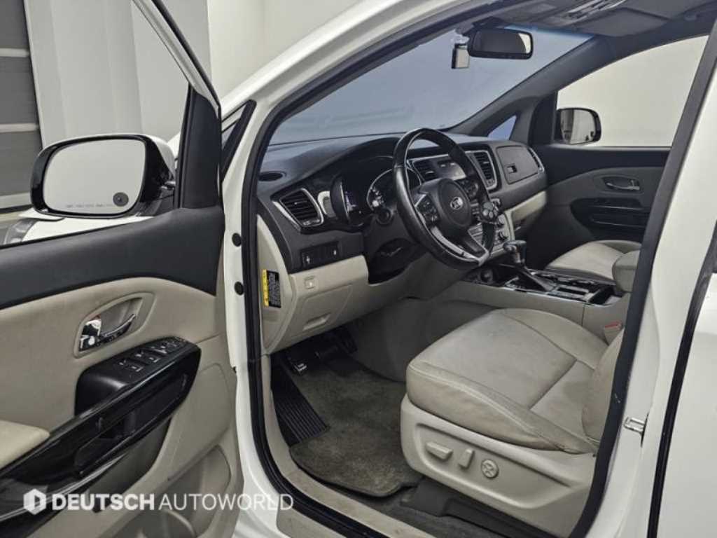 KIA Carnival - Vista 11