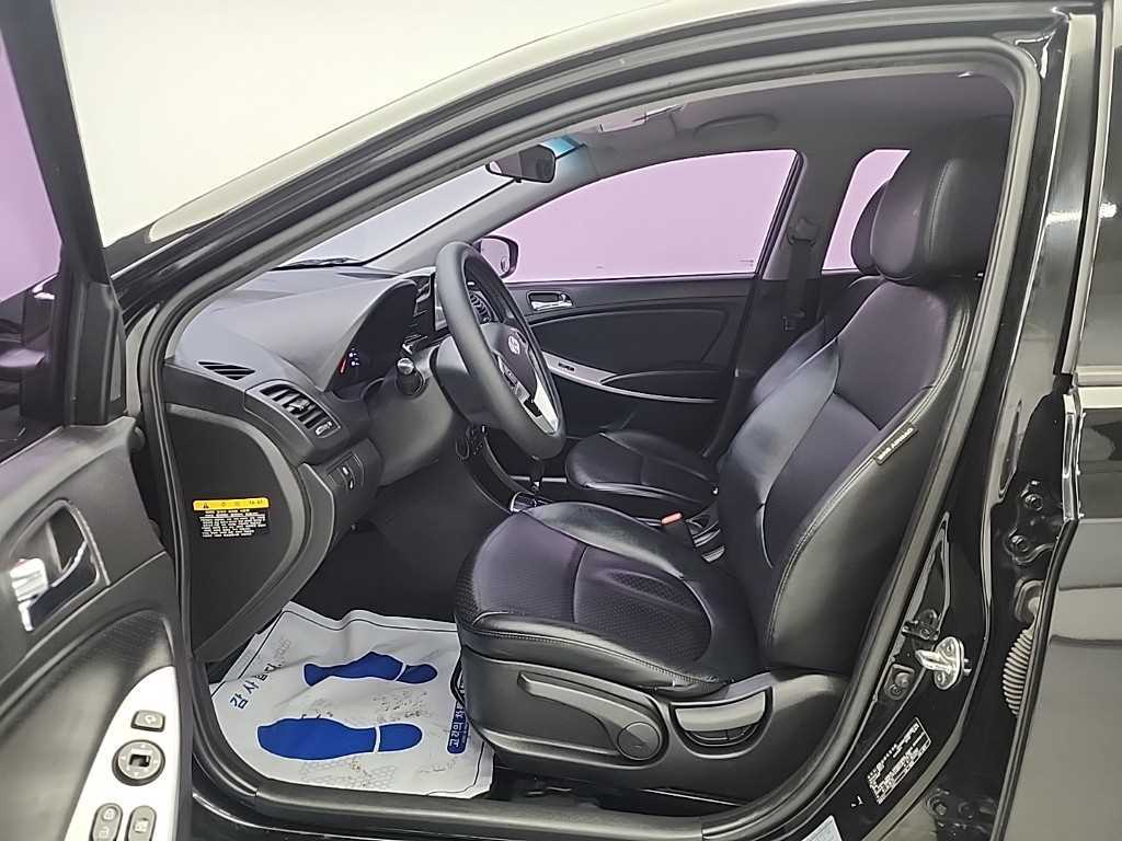 HYUNDAI Accent - Vista 11