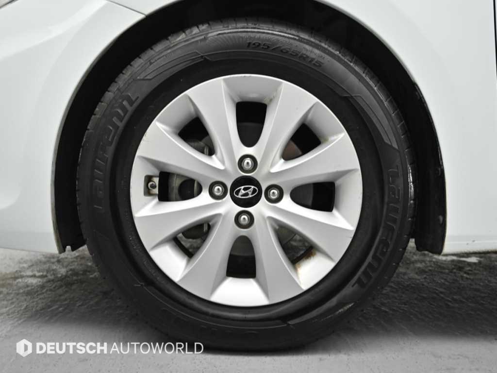 HYUNDAI Accent - Vista 5