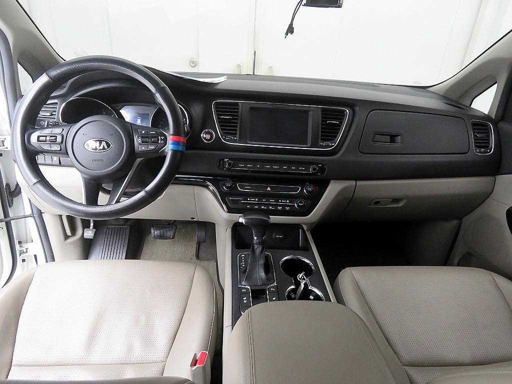 KIA Carnival - Vista 8
