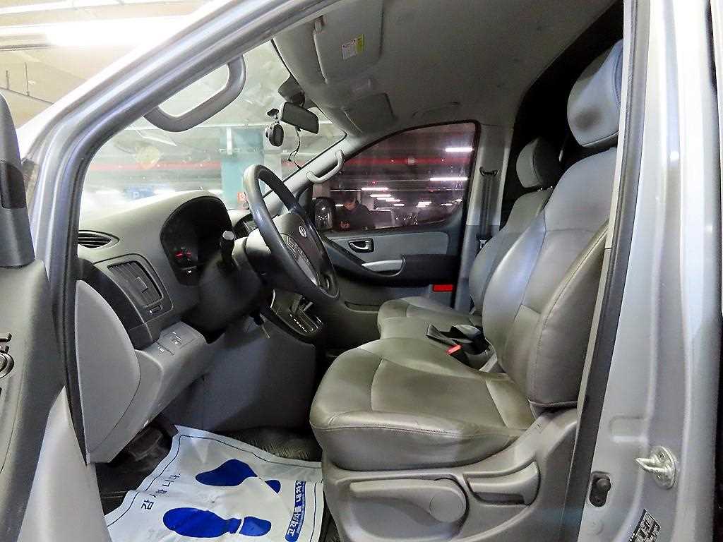 HYUNDAI Starex - Vista 6