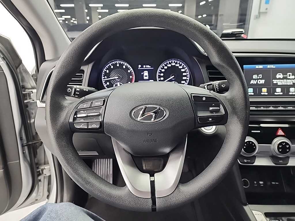 HYUNDAI Avante - Vista 9