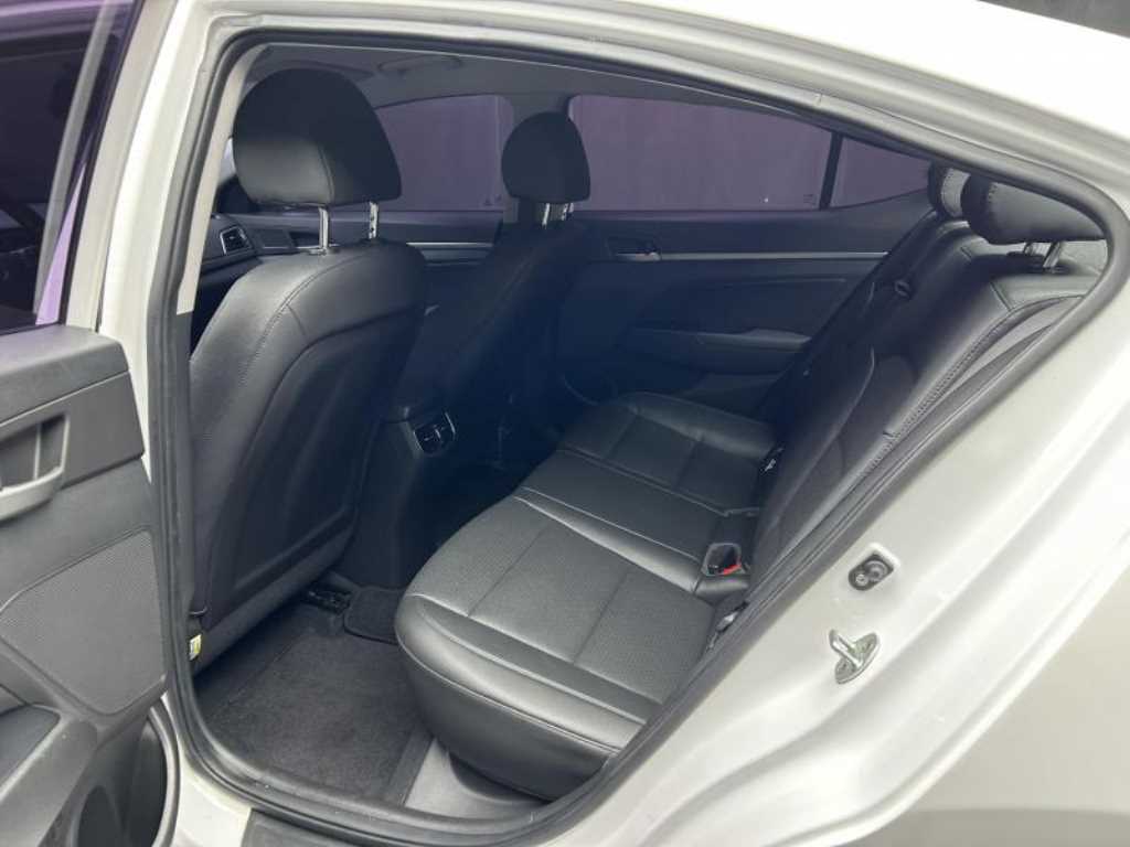 HYUNDAI Avante - Vista 6