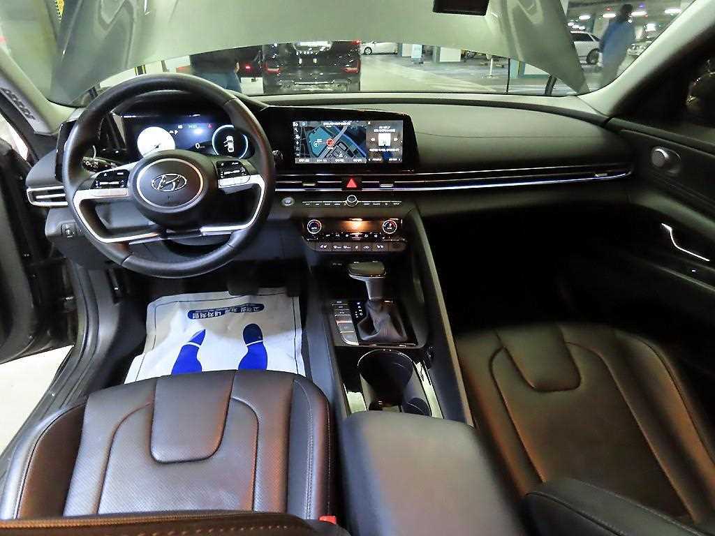 HYUNDAI Avante - Vista 10