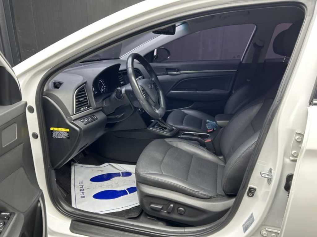 HYUNDAI Avante - Vista 5