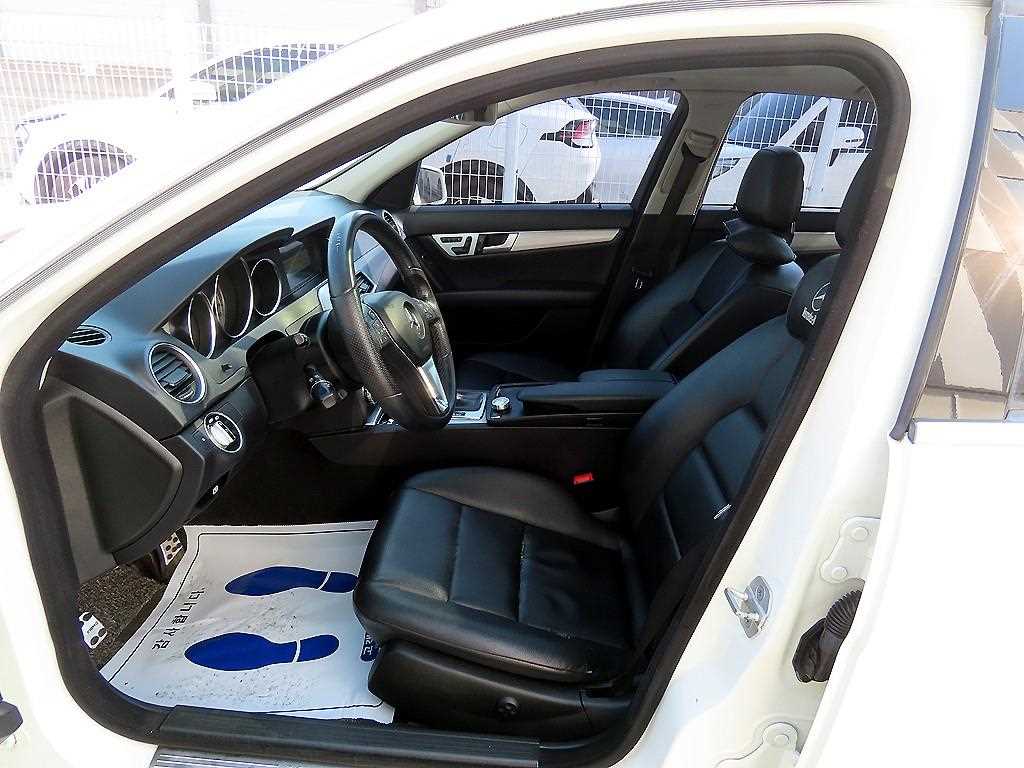 Mercedes Benz C Class - Vista 5