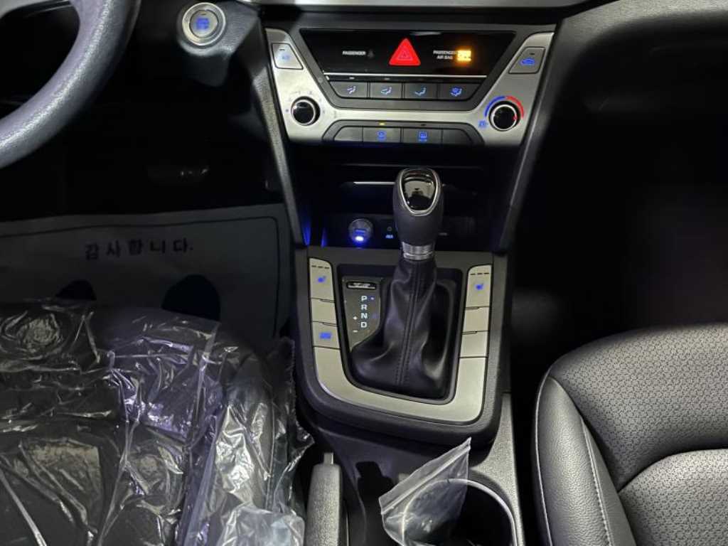 HYUNDAI Avante - Vista 8