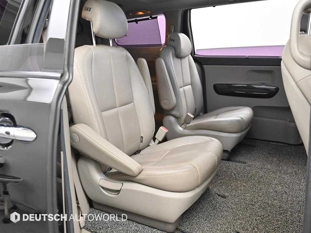 KIA Carnival - Vista 12