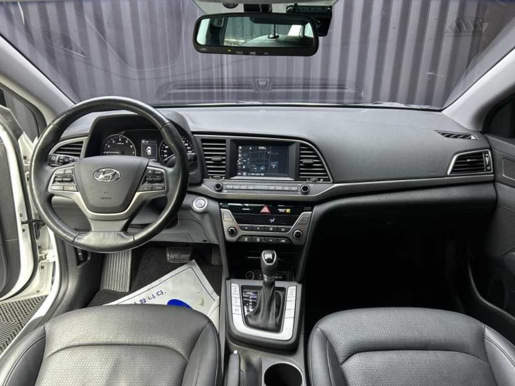 HYUNDAI Avante - Vista 7