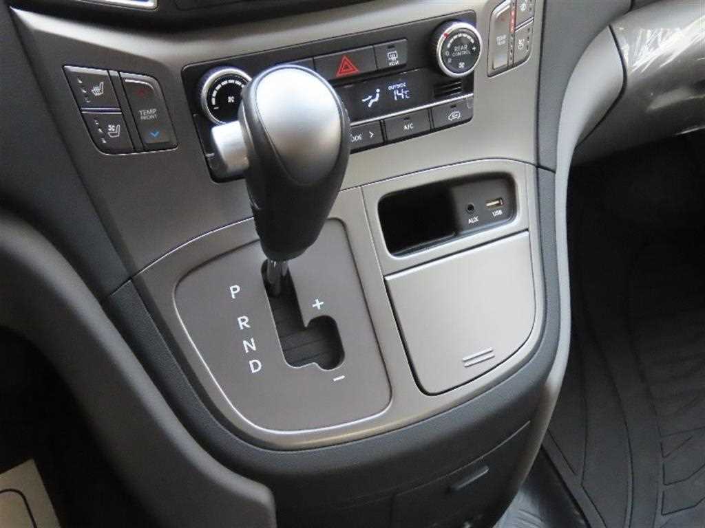 HYUNDAI Starex - Vista 6