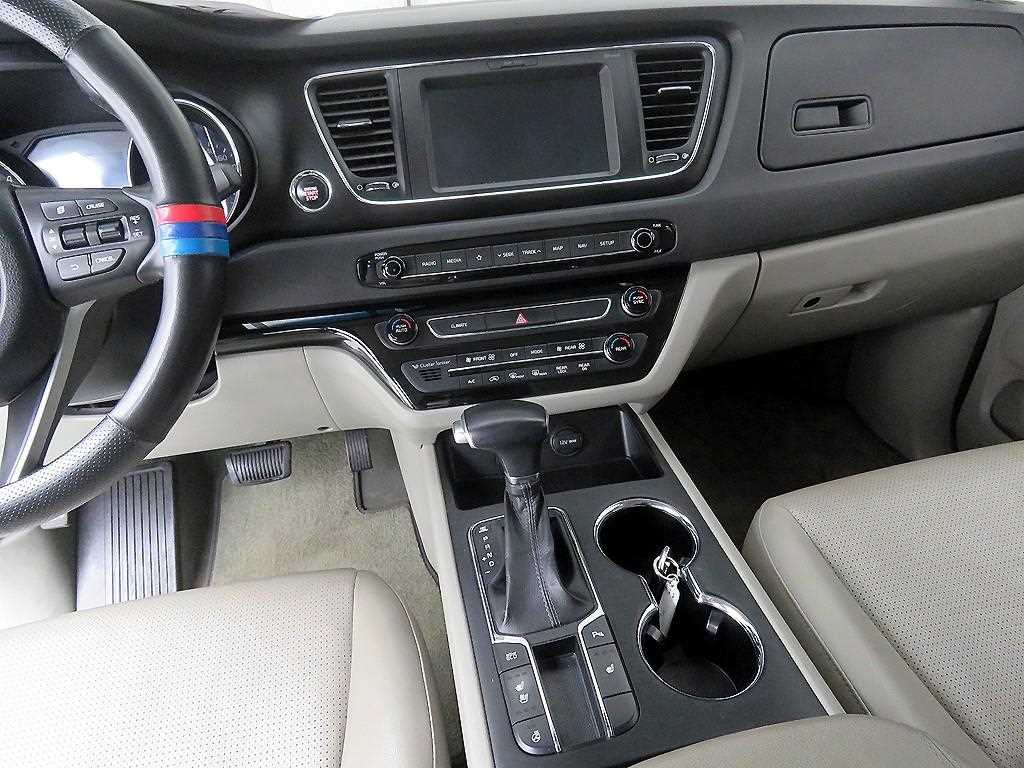KIA Carnival - Vista 11