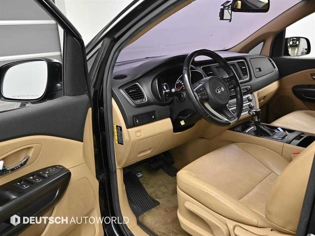 KIA Carnival - Vista 11
