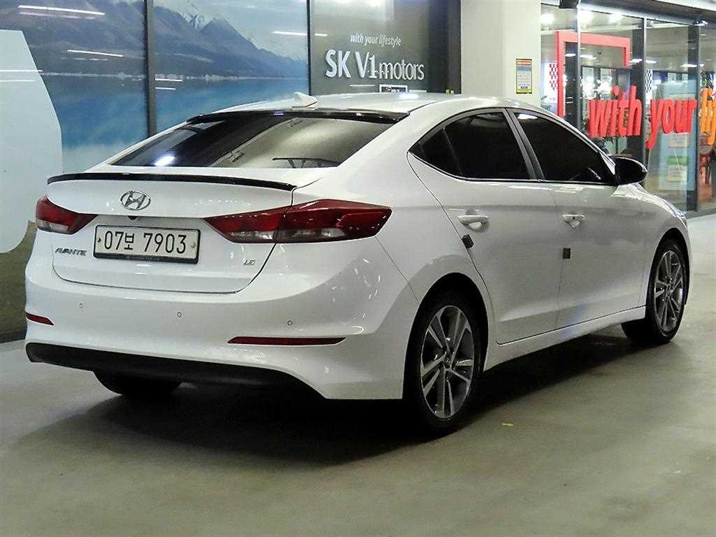 HYUNDAI Avante - Vista 4
