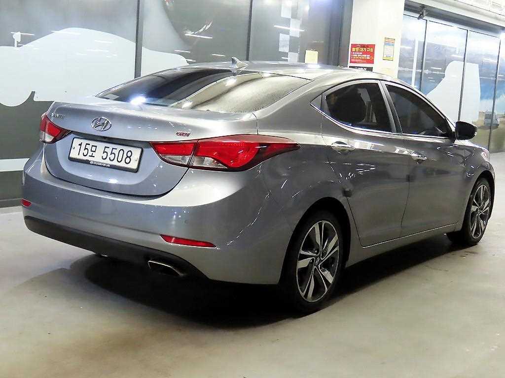 HYUNDAI Avante - Vista 4