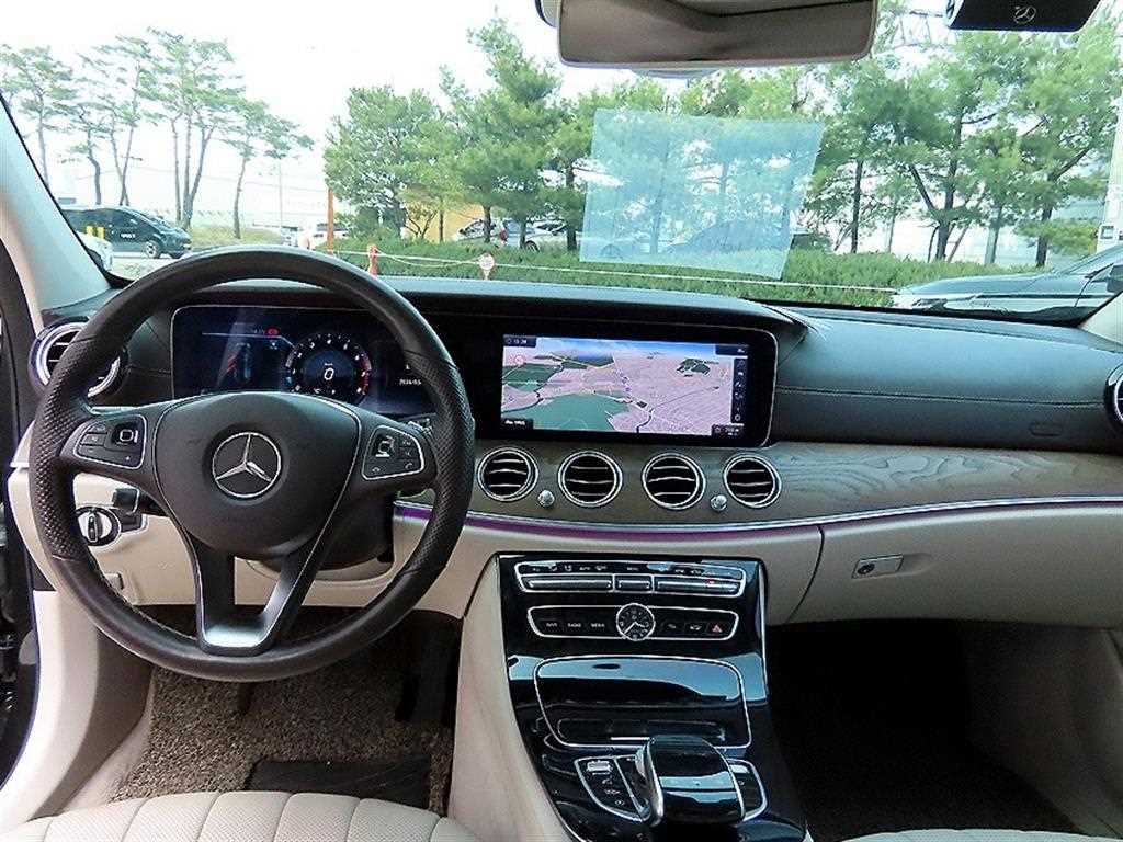 Mercedes Benz E class - Vista 7