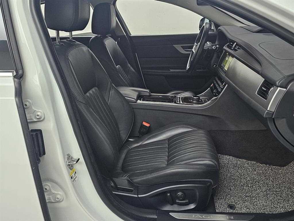 Jaguar XF - Vista 10