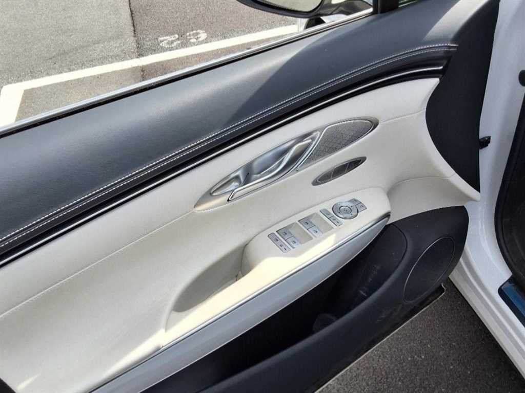 Genesis GV70 - Vista 8