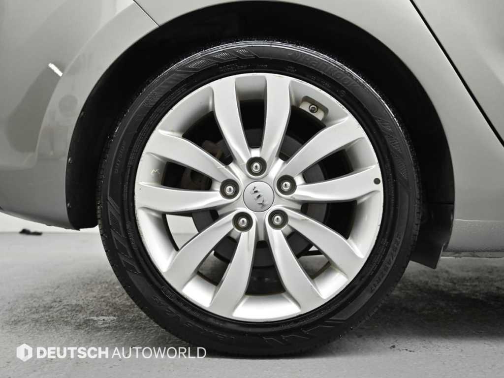 KIA Carens - Vista 5