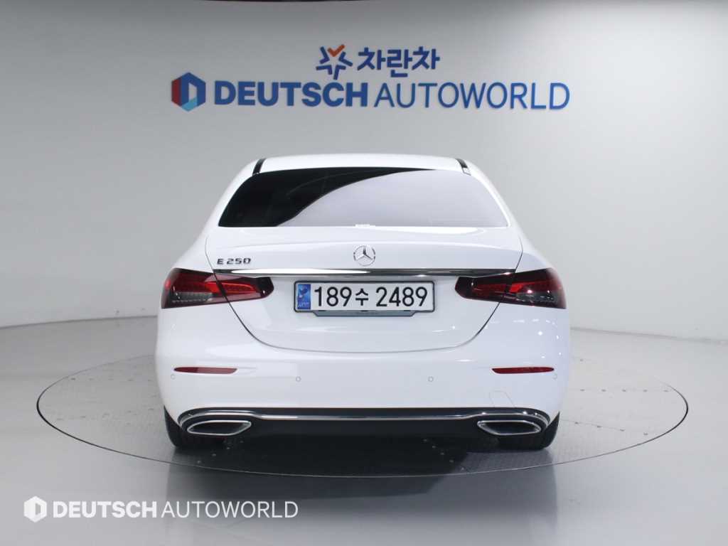 Mercedes Benz E class - Vista 4