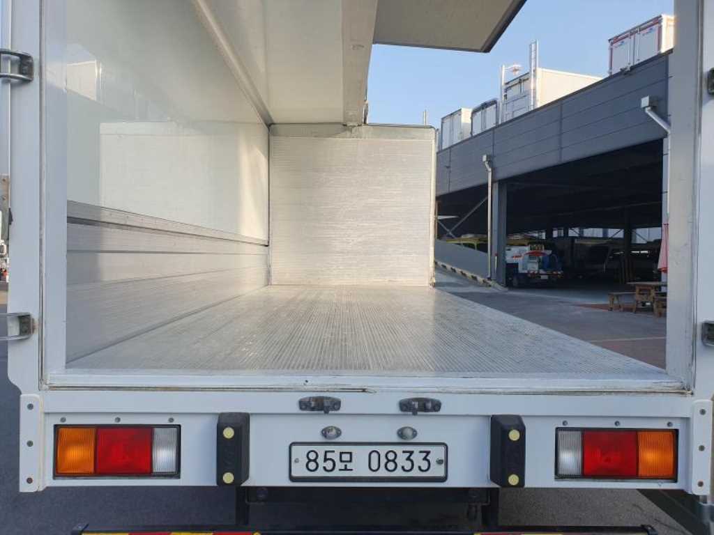 medium and large cargo truck - Vista 9