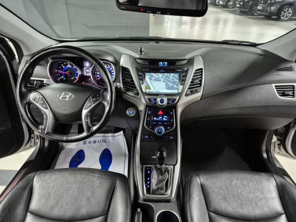 HYUNDAI Avante - Vista 5