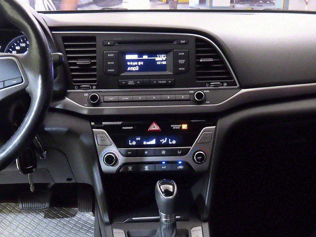 HYUNDAI Avante - Vista 11